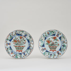 A PAIR OF CHINESE FAMILLE VERTE PLATES, Kangxi (1662 - 1722)
