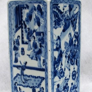 A FINE CHINESE BLUE AND WHITE SQUARE VASE AND COVER, Kangxi (1662-1722)