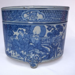 A LARGE IMPOSING CHINESE MING BLUE AND WHITE 'EIGHT IMMORTALS' TRIPOD CENSER, Wanli (1572 - 1620)