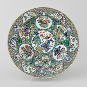 A LARGE AND FINE FAMILLE VERTE DISH, Kangxi (1662 – 1722)