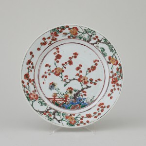 A CHINESE VERTE/IMARI PLATE, Kangxi (1662 - 1722)