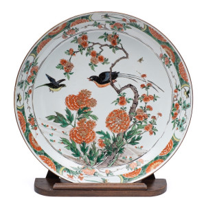 AN IMPOSING CHINESE ‘BIRD AND PEONY’ FAMILLE VERTE CHARGER , Kangxi (1662 – 1722)