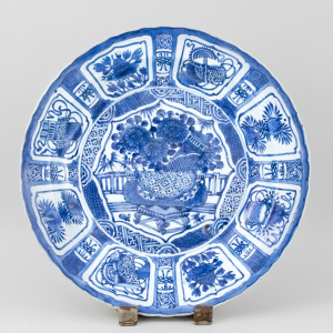 A LARGE BLUE AND WHITE KRAAK CHARGER, 1610 - 1630