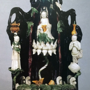 A CHINESE FAMILLE VERTE BISCUIT SHRINE, Kangxi (1662-1722)