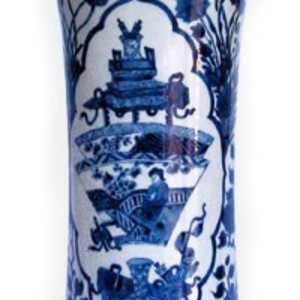 A FINE CHINESE BLUE & WHITE BEAKER VASE AND COVER, Kangxi (1662 - 1722)