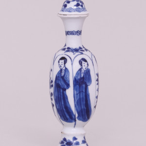 A CHINESE KANGXI BLUE AND WHITE MINIATURE VASE AND COVER, Kangxi (1662-1722)