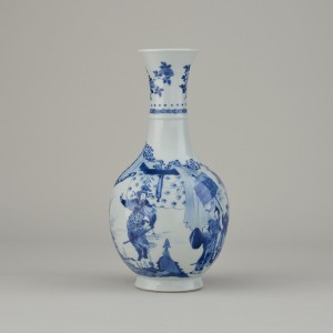 A FINE CHINESE BLUE AND WHITE VASE, 1662-1722