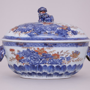 A CHINESE IMARI OVAL TUREEN, First half of the 18th century
