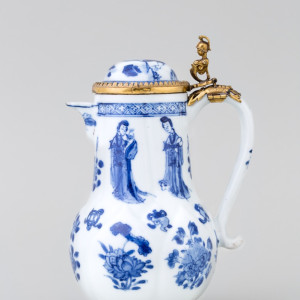 A CHINESE BLUE AND WHITE JUG AND COVER, Kangxi (1662 – 1722)
