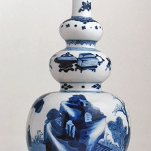 A FINE AND RARE CHINESE BLUE AND WHITE VASE, Kangxi (1662 - 1722)