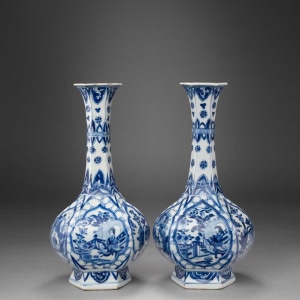 A PAIR OF UNUSUAL CHINESE BLUE AND WHITE 'G' MARKED BOTTLE VASES, Kangxi ( 1662-1722 )