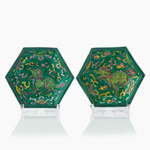 A PAIR OF CHINESE FAMILLE VERTE DISHES , Kangxi (1662 – 1722)