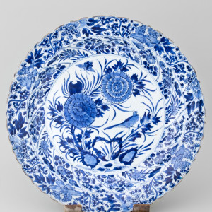 A CHINESE BLUE AND WHITE CHARGER, Kangxi (1662 – 1722)