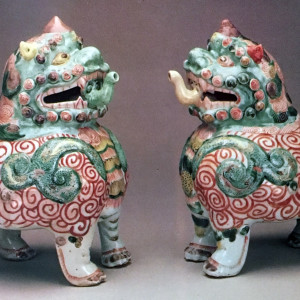 A FINE AND RARE PAIR OF CHINESE FAMILLE VERTE CENSERS or EWERS, Kangxi (1662 - 1722)