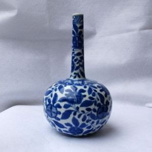 A CHINESE EARLY 18TH CENTURY BLUE AND WHITE BOTTLE VASE, KANGXI (1662-1722)