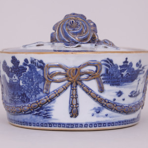 A CHINESE BLUE AND WHITE EXPORT ‘MARIEBERG’ PUDDING FORM, Qianlong (1736-1795)