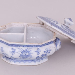 AN UNUSUAL CHINESE BLUE AND WHITE SPICE BOX WITH COVER, Kangxi ( 1662-1722 )