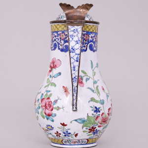 A FINE CHINESE CANTON ENAMEL COFFEE POT WITH COVER, Qianlong (1736-1795)