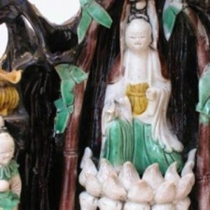 A CHINESE FAMILLE VERTE BISCUIT SHRINE, Kangxi (1662-1722)