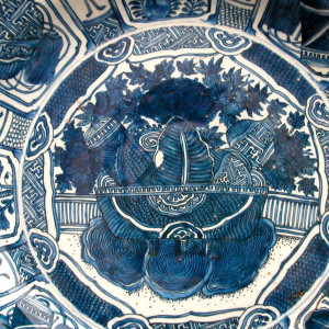A FINE LARGE CHINESE KRAAK PORCELAIN CHARGER, c.1610-1630