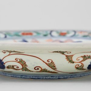 A FINE KO-IMARI EXTREMELY RARE ROOSTER AND CHICK DESIGN BOWL, ca 1700, early 18th Century