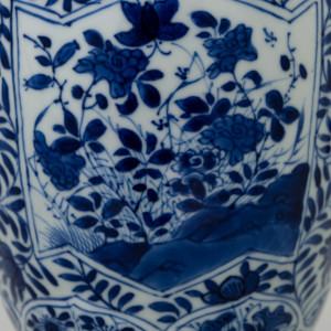 A CHINESE BLUE AND WHITE BALUSTER VASE AND COVER, Kangxi (1662-172)