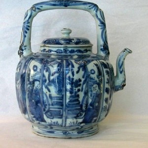 A RARE CHINESE BLUE & WHITE WINE POT & COVER, Ming Wanli period (1573-1619