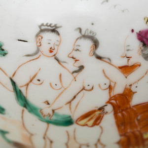 A CHINESE FAMILLE ROSE TEAPOT AND COVER DEPICTING ‘THE JUDGMENT OF PARIS’, Qianlong 1736-1795