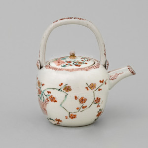 A JAPANESE ‘KAKIEMON’ TEAPOT AND COVER, c. 1700