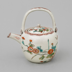 A JAPANESE ‘KAKIEMON’ TEAPOT AND COVER, c. 1700