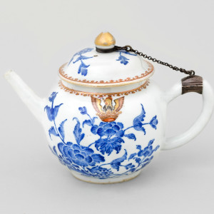 A CHINESE ARMORIAL TEAPOT AND COVER , Qianlong 1736-1795