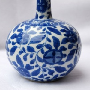 A CHINESE EARLY 18TH CENTURY BLUE AND WHITE BOTTLE VASE, KANGXI (1662-1722)