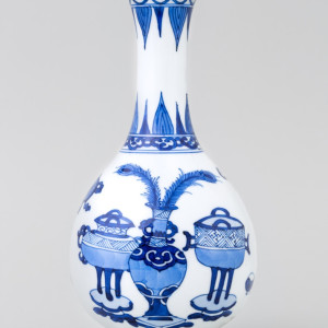 A CHINESE BLUE AND WHITE ‘HUNDRED ANTIQUES’ BOTTLE VASE, Kangxi (1662 – 1722)