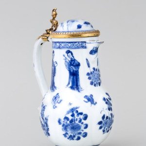 A CHINESE BLUE AND WHITE JUG AND COVER, Kangxi (1662 – 1722)