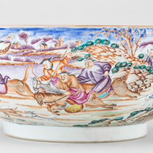 A CHINESE EXPORT HUNTING SUBJECT PUNCH BOWL, Qianlong (1736 – 1795)