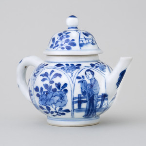 A CHINESE BLUE AND WHITE MINIATURE TEAPOT AND COVER, Kangxi (1662 – 1722)