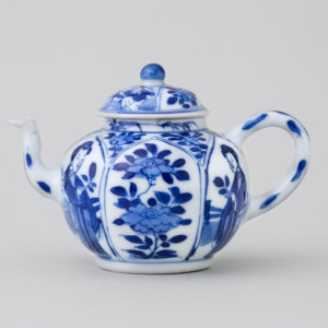 A CHINESE BLUE AND WHITE MINIATURE TEAPOT AND COVER, Kangxi (1662 - 1722)