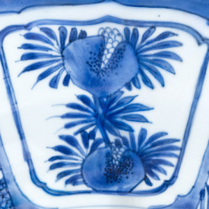 A LARGE BLUE AND WHITE KRAAK CHARGER, 1610 - 1630