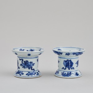 A FINE PAIR OF CHINESE BLUE AND WHITE POUNCE POTS, Kangxi (1662 – 1722)