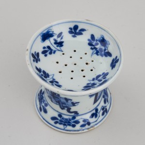 A FINE PAIR OF CHINESE BLUE AND WHITE POUNCE POTS, Kangxi (1662 – 1722)