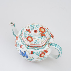 A JAPANESE KAKIEMON TEAPOT AND COVER, Edo period (late 17th century)