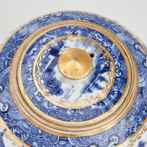 A CHINESE BLUE AND WHITE NANKIN TEAPOT AND COVER, Qianlong (1736 – 1795)