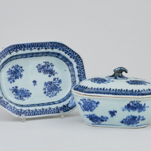 A SMALL CHINESE SAUCE TUREEN WITH COVER AND STAND, Qianlong (1736-1795)