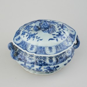 A CHINESE BLUE AND WHITE TUREEN AND COVER, Qianlong (1736 - 1795)