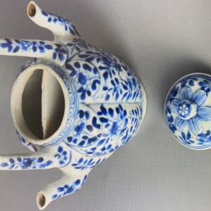 BG72 An Unusual Chinese Blue and White Double-Spouted Teapot, 1662-1722