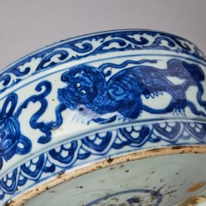 A RARE CHINESE MING BLUE AND WHITE SCHOLAR'S BRUSH STAND, Jiajing (1522-1566) / Wanli (1573-1620)