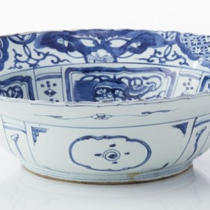 A LARGE AND IMPOSING CHINESE BLUE AND WHITE 'KRAAK PORSELEIN KLAPMUTS' SHALLOW BOWL , Wanli (1573‑1619)