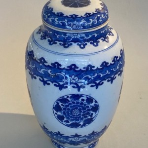 A CHINESE KANGXI BLUE AND WHITE JAR AND COVER, Kangxi (1662 - 1722)