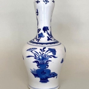 AN UNDERGLAZE BLUE AND WHITE BOTTLE- SHAPED BOTTLE VASE, Kangxi (1662-1722)