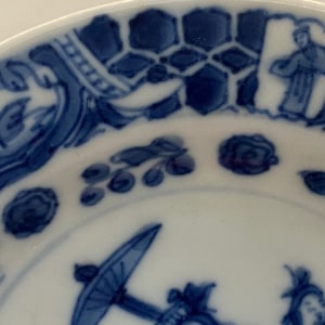 An Interesting Chinese Blue and White 'Dame au Parasol' Saucer, Qianlong (1736-1795)